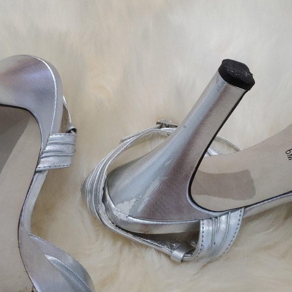 Silver Heels - Picture 3 of 4